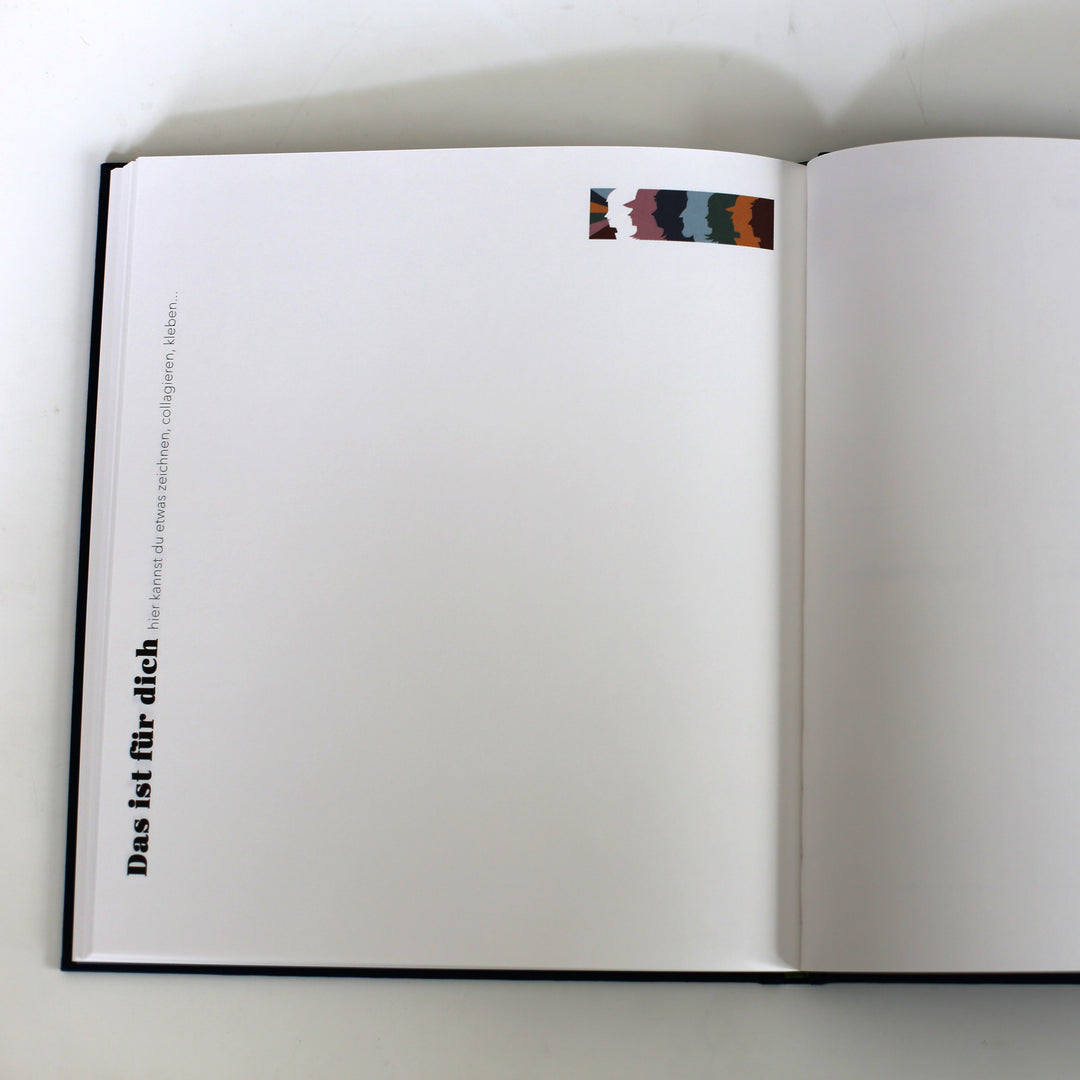  Open page from the "Book of Friendship" titled "Das ist für dich," offering space for personal drawings, collages, or notes.
