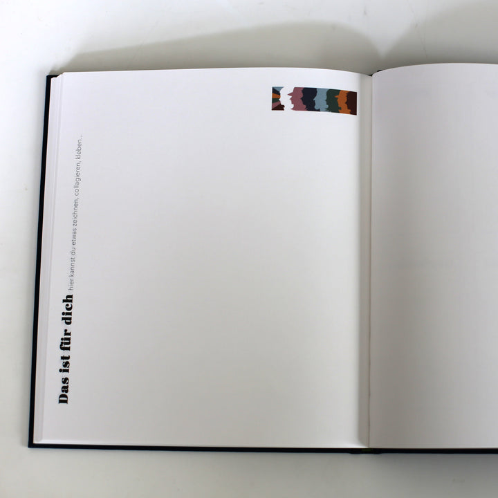  Open page from the "Book of Friendship" titled "Das ist für dich," offering space for personal drawings, collages, or notes.