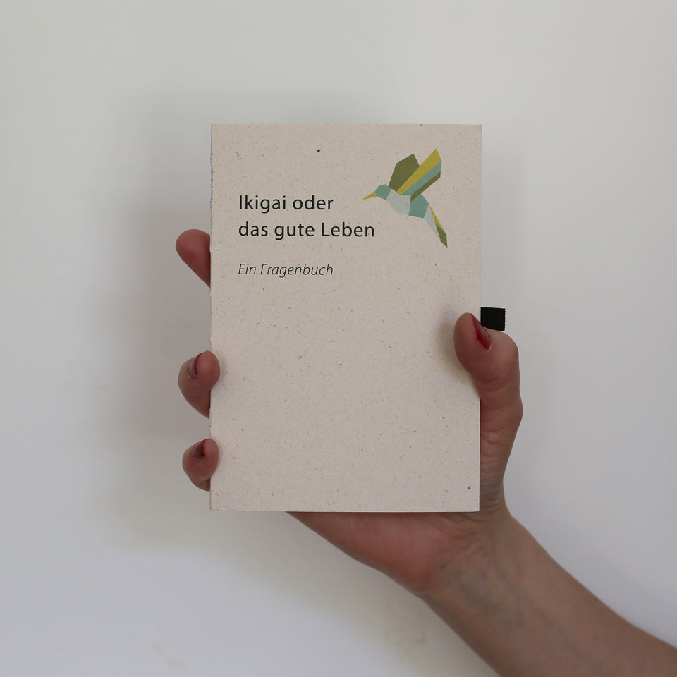 Ikigai oder ein gute Leben, Ein Fragenbuch. Cover made from sustainable paper made from leather residues. Held in one hand. 